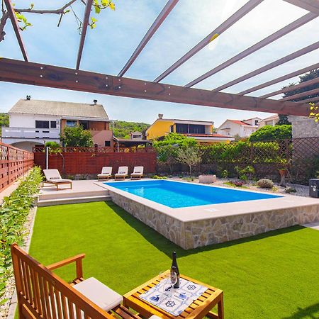 Home Away From Home With A Heated Pool Punat Exterior photo