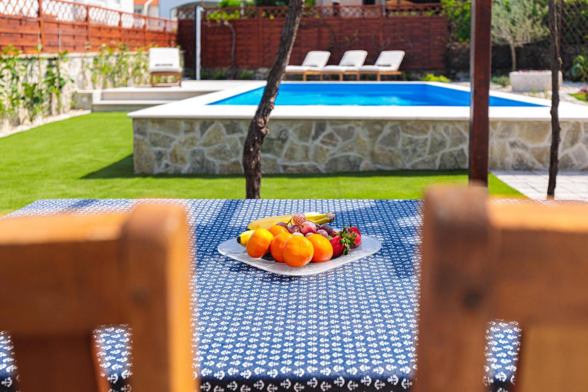 Home Away From Home With A Heated Pool Punat Exterior photo