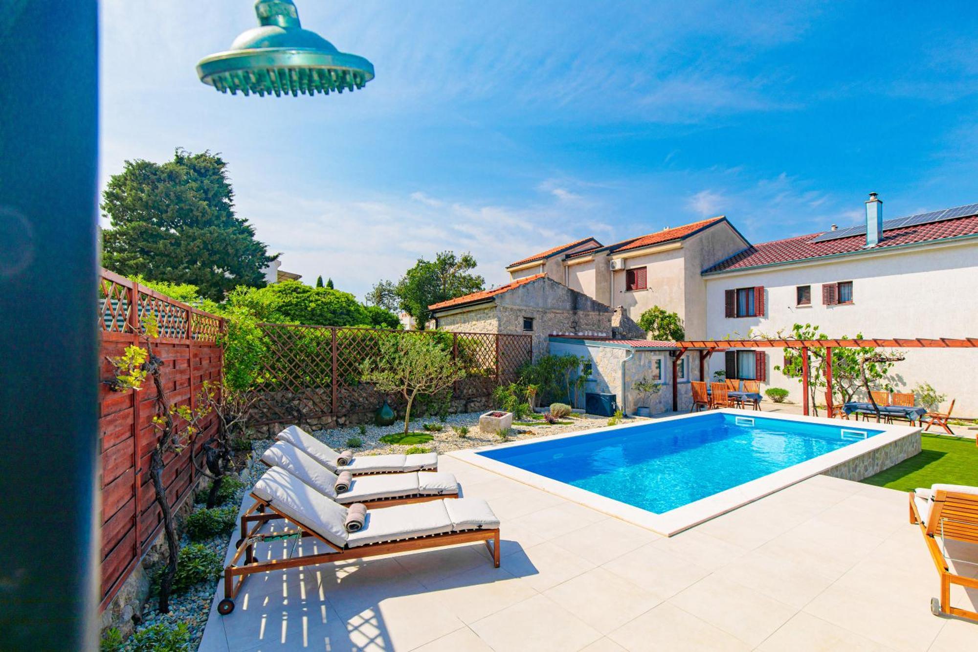 Home Away From Home With A Heated Pool Punat Exterior photo