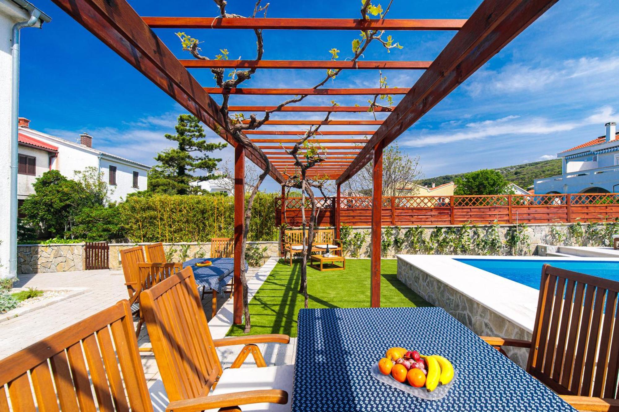 Home Away From Home With A Heated Pool Punat Exterior photo