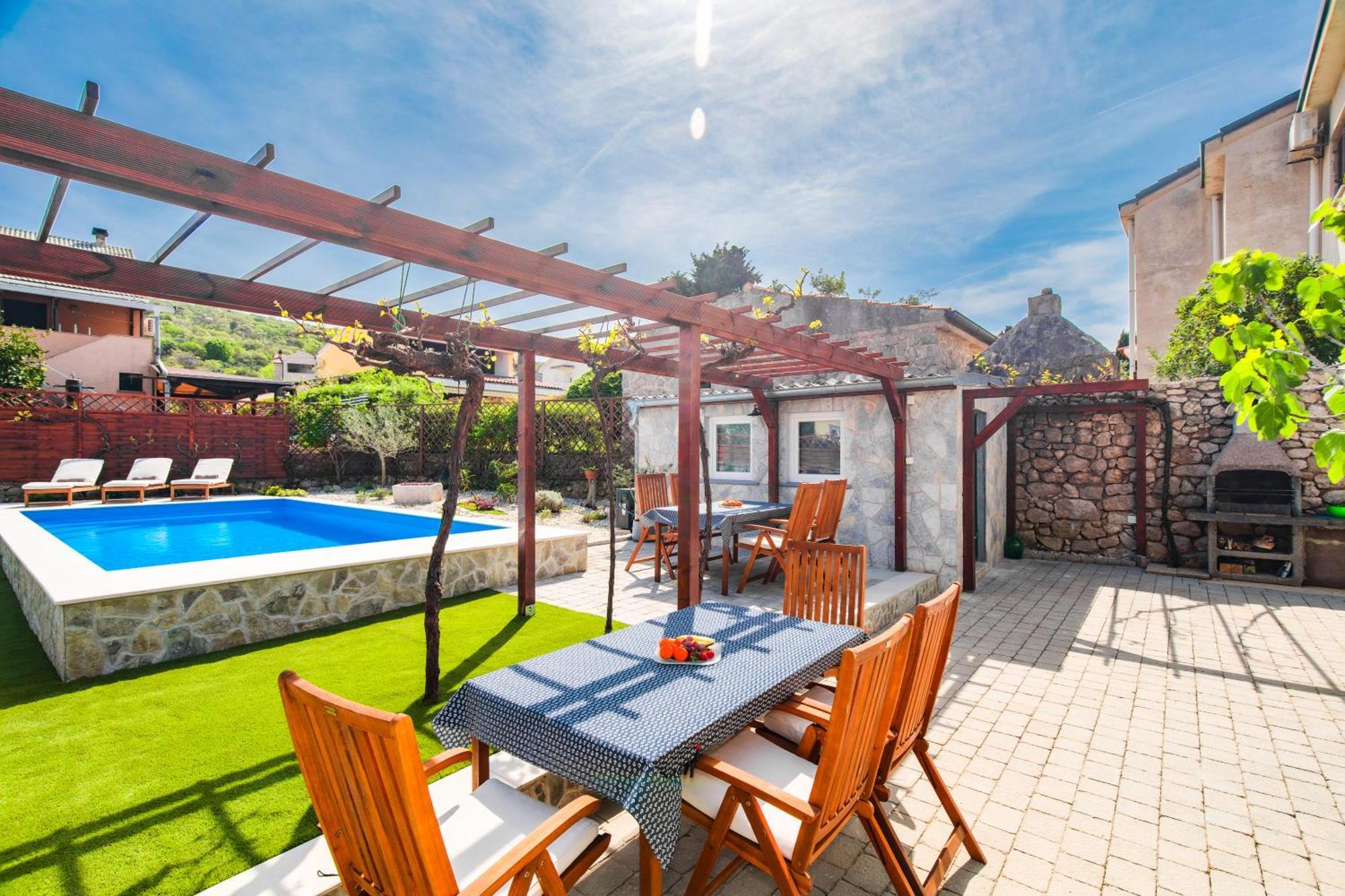 Home Away From Home With A Heated Pool Punat Exterior photo