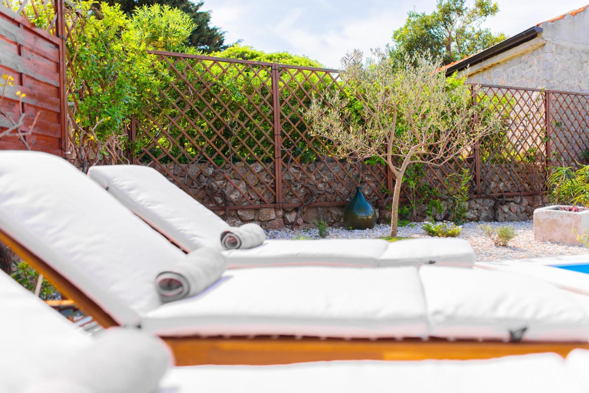 Home Away From Home With A Heated Pool Punat Exterior photo