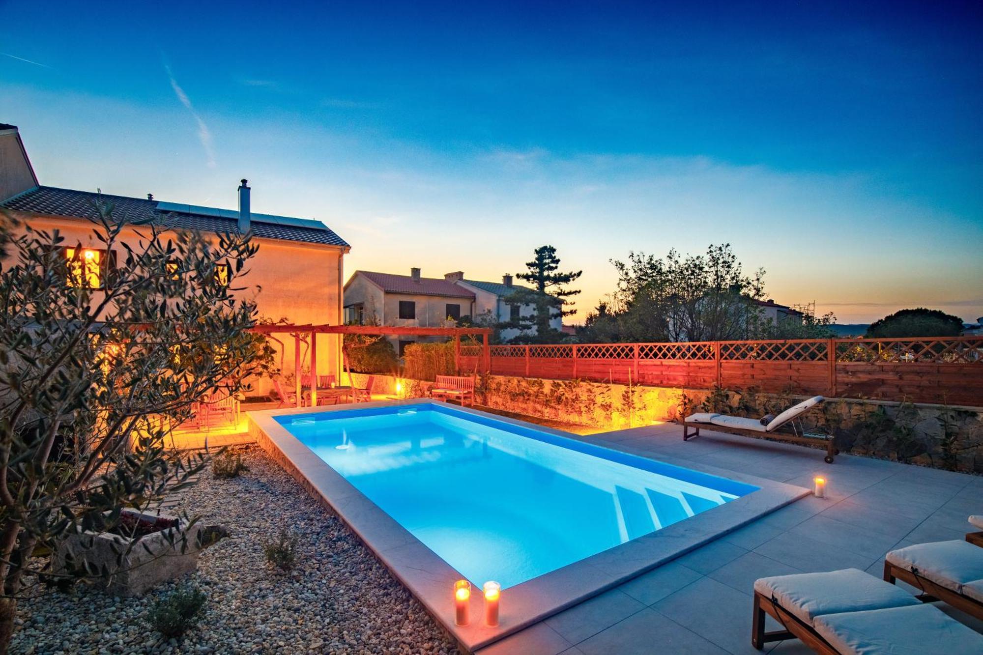 Home Away From Home With A Heated Pool Punat Exterior photo