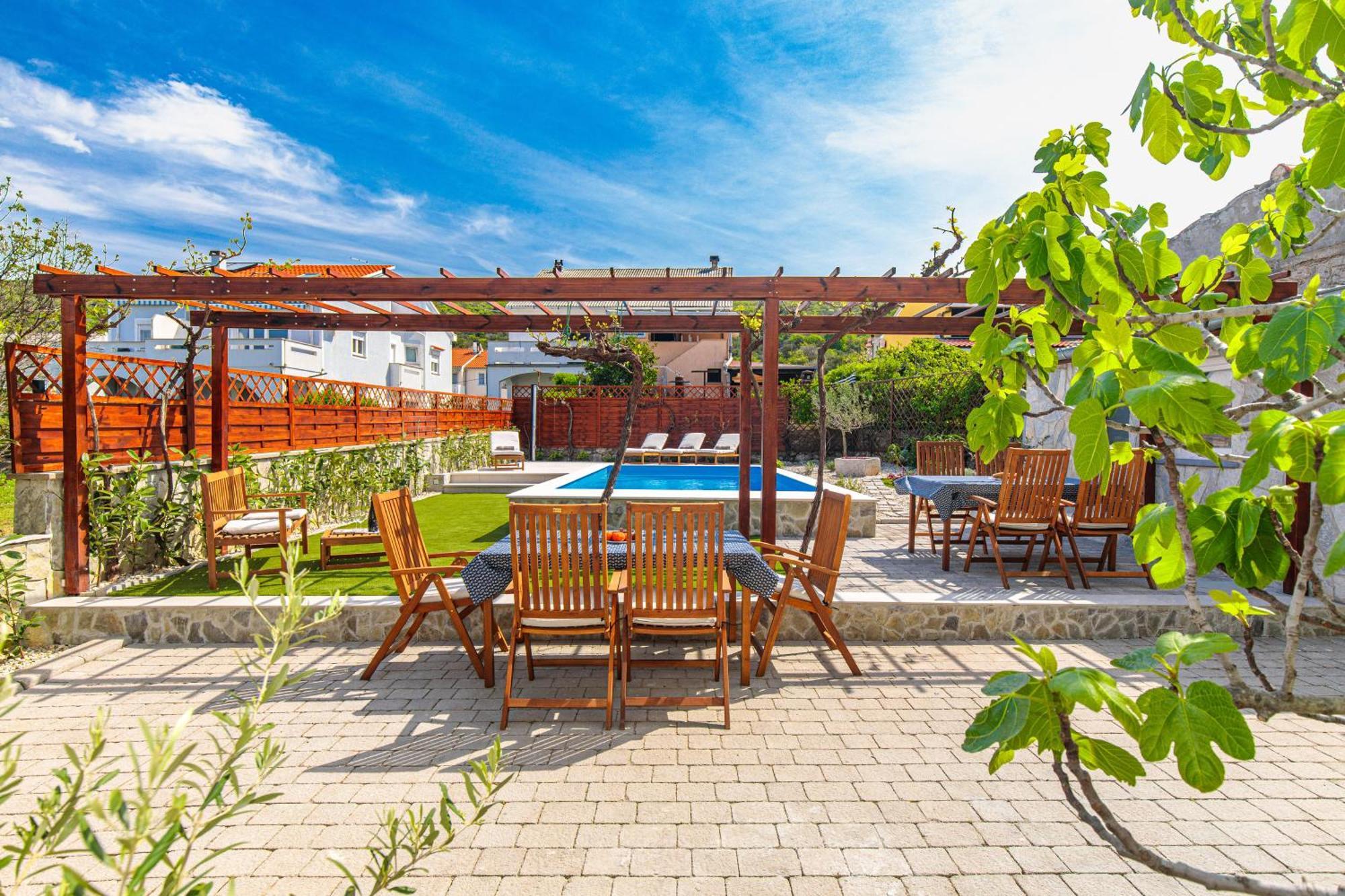 Home Away From Home With A Heated Pool Punat Exterior photo