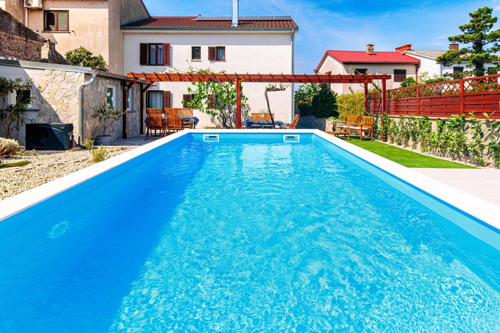 Home Away From Home With A Heated Pool Punat Exterior photo