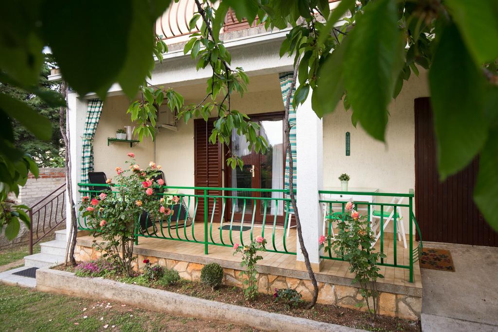 Home Away From Home With A Heated Pool Punat Exterior photo