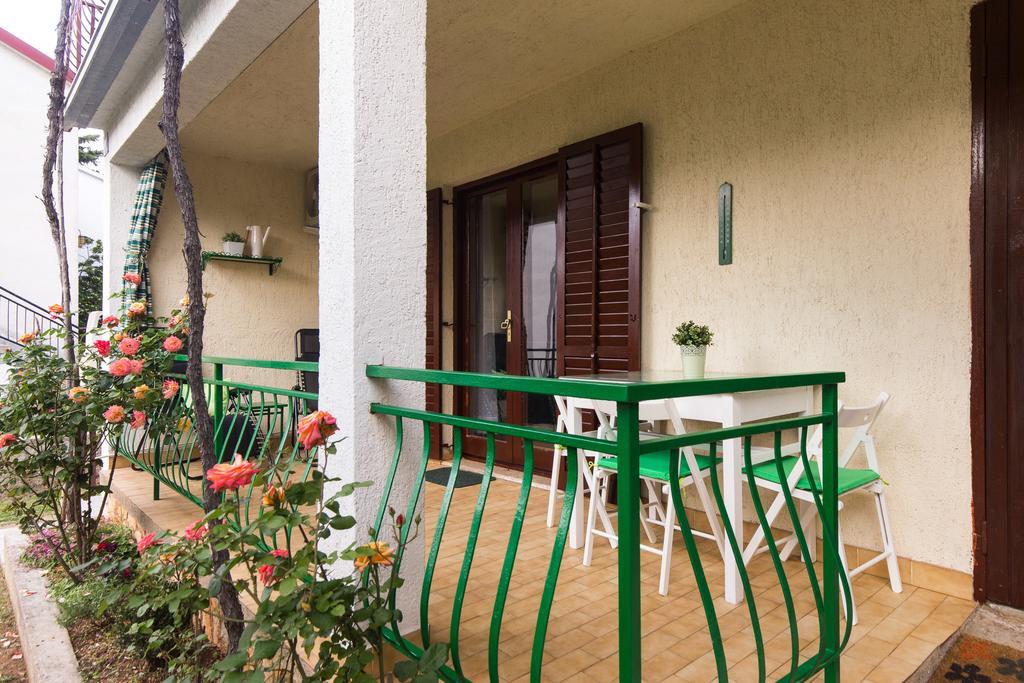 Home Away From Home With A Heated Pool Punat Exterior photo